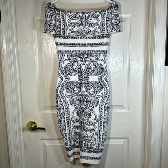 Elliatt Dresses & Skirts - Elliatt Elements Dress Off Shoulder Size Small Bodycon